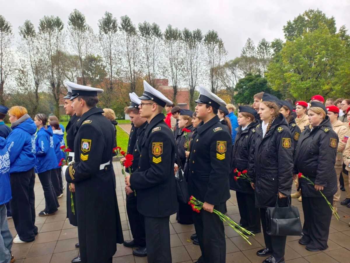 Память защитников Ленинграда почтили на кладбище «Дачное» Память защитников Ленинграда почтили на кладбище «Дачное»